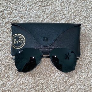 Black Ray-Ban Aviator Sunglasses